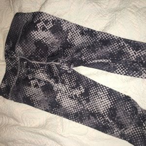 Girls/small old navy black and grey capri leggings